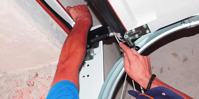 Repair-rollers-and-tracks-Supreme-Garage-Door-Repair